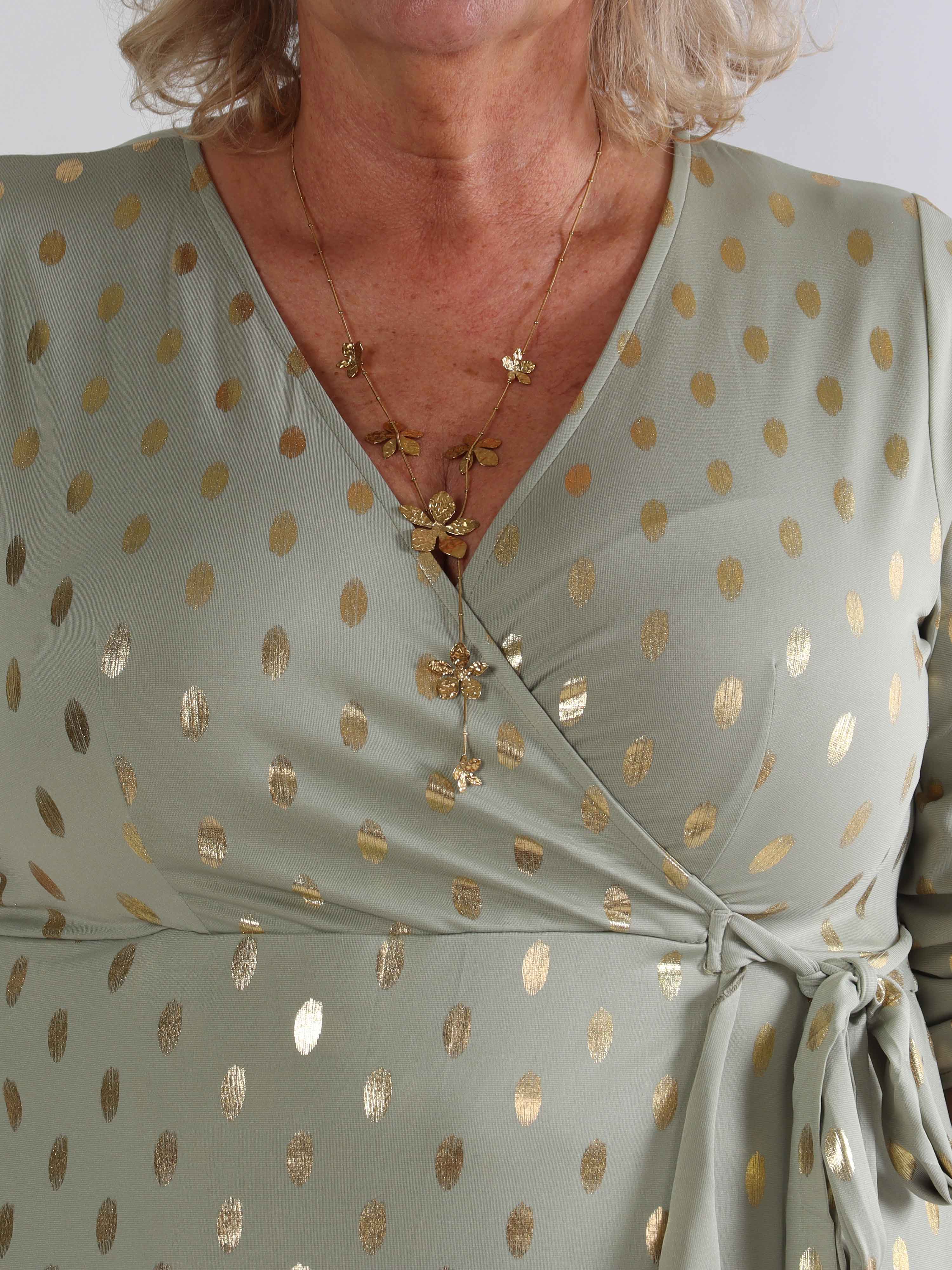 Savina Gold - Elastisk plus size kjole i slå-om-look med guld dutter